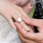 Свадьба Жених одевает кольцо невесте аватар